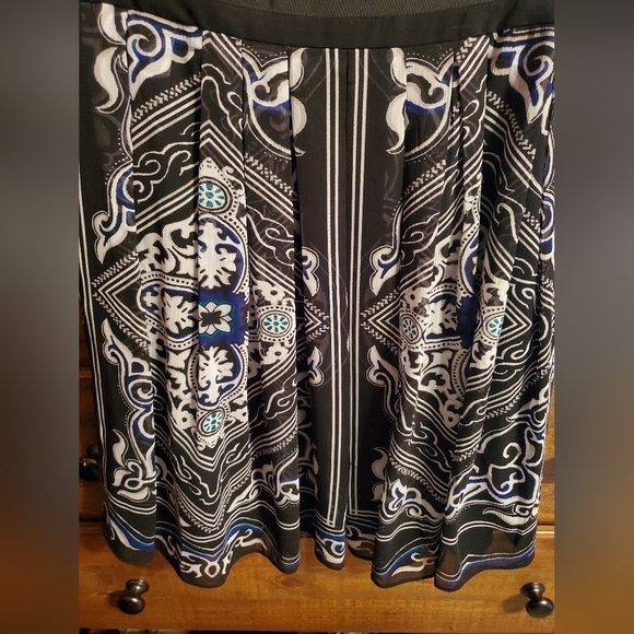 White House Black Market Pleated, Zips on side, white, black, and red. Size 4 - Picture 4 of 7